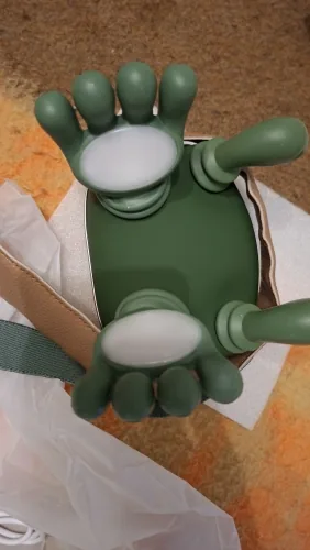 Primo piano delle due teste di massaggio e delle loro dieci dita in silicone verde
